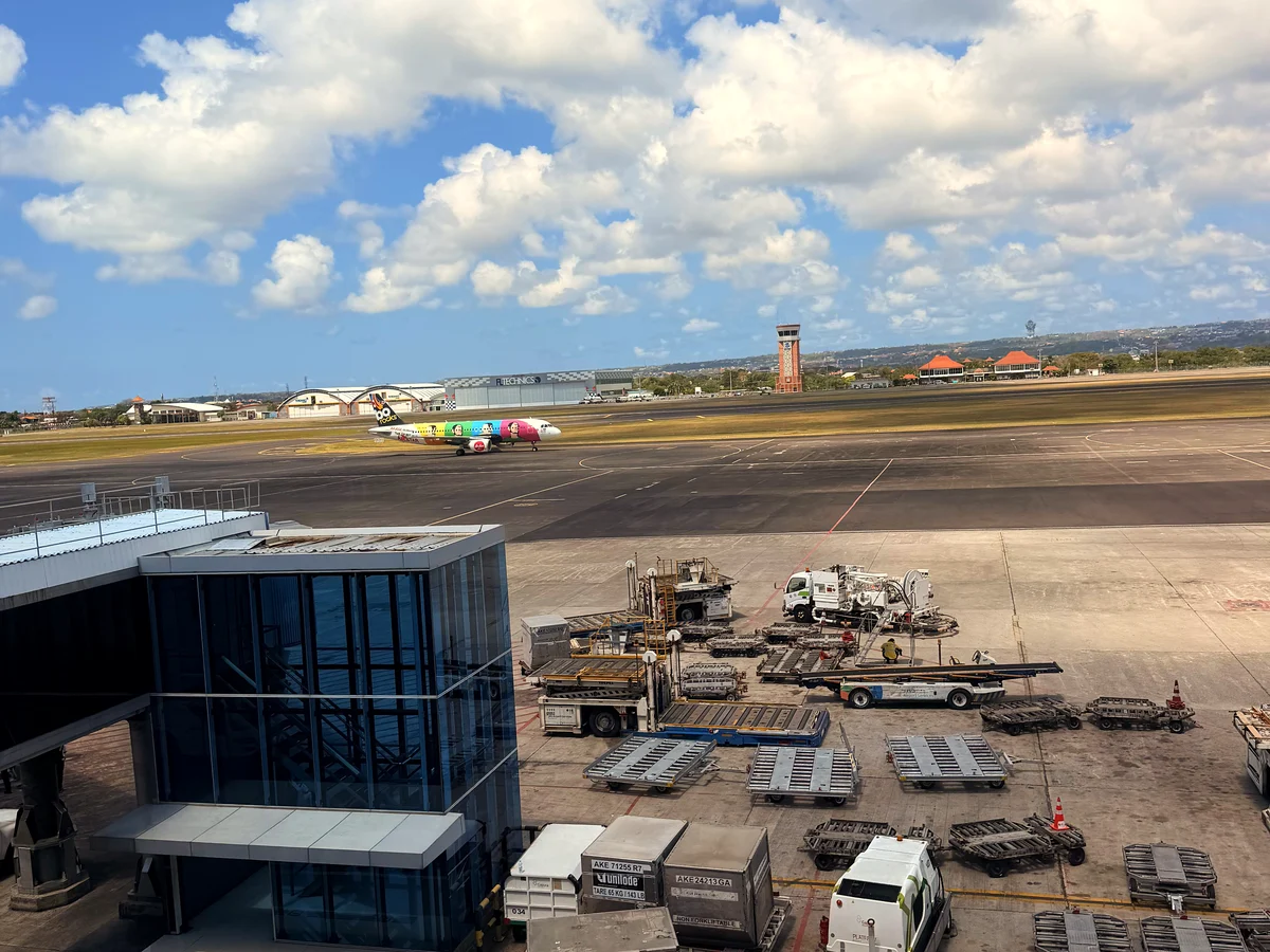 Flugzeug auf dem Rollfeld am Flughafen Denpasar