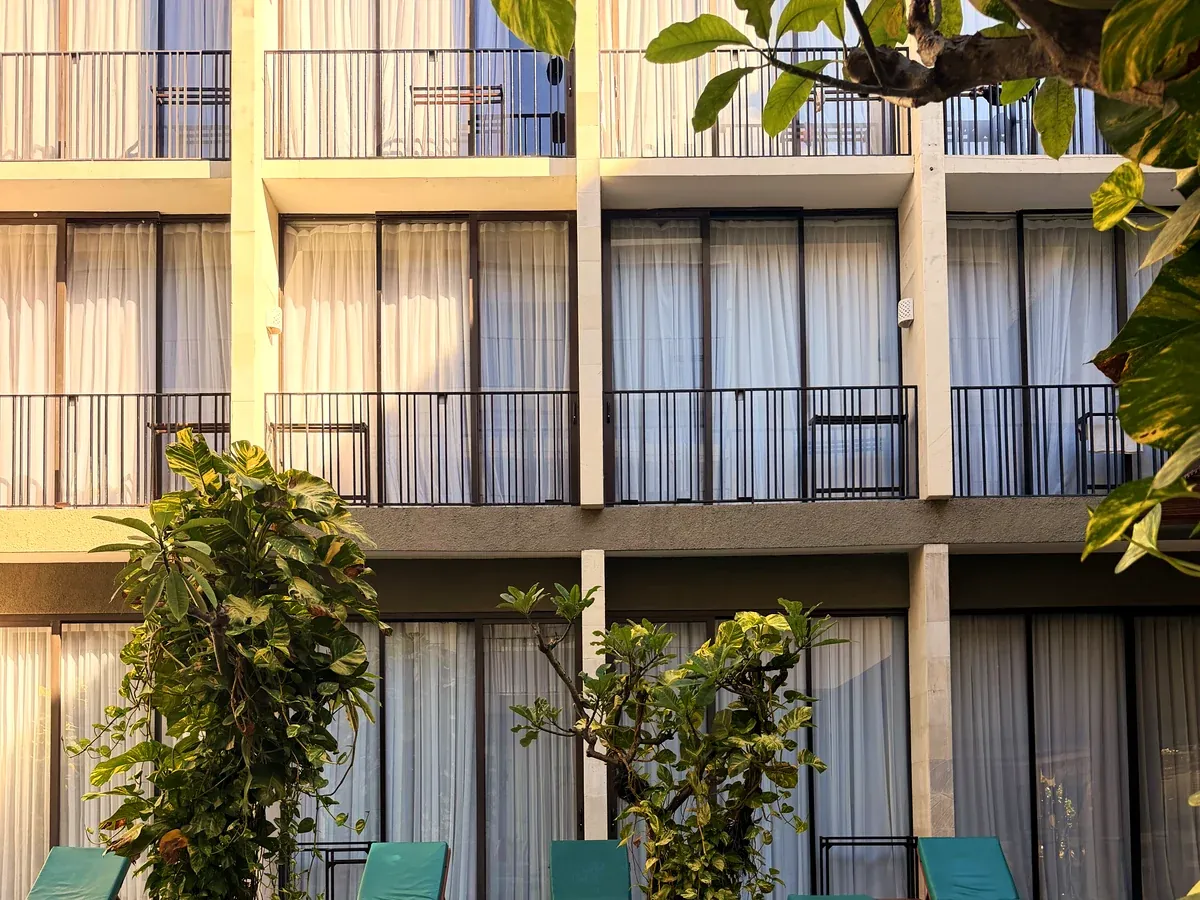 Ein Hotel mit Pool und grünen Pflanzen in Kuta