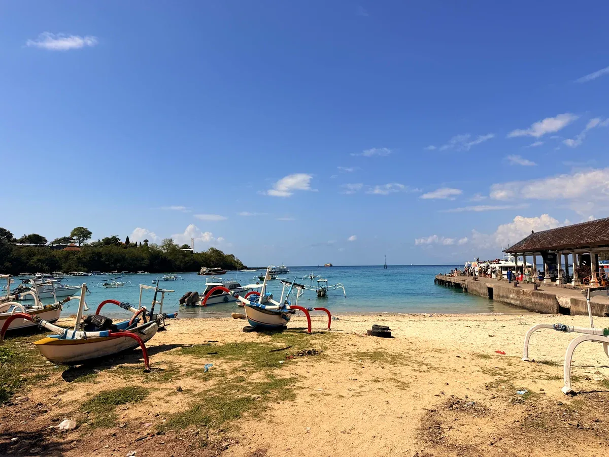 Bunte Auslegerboote am Strand beim Hafen von Padang Bai