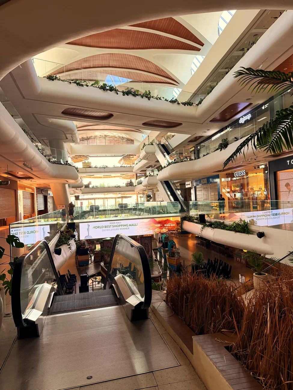 Das offene Atrium eines Einkaufszentrums in Sanur mit geschwungener Decke.