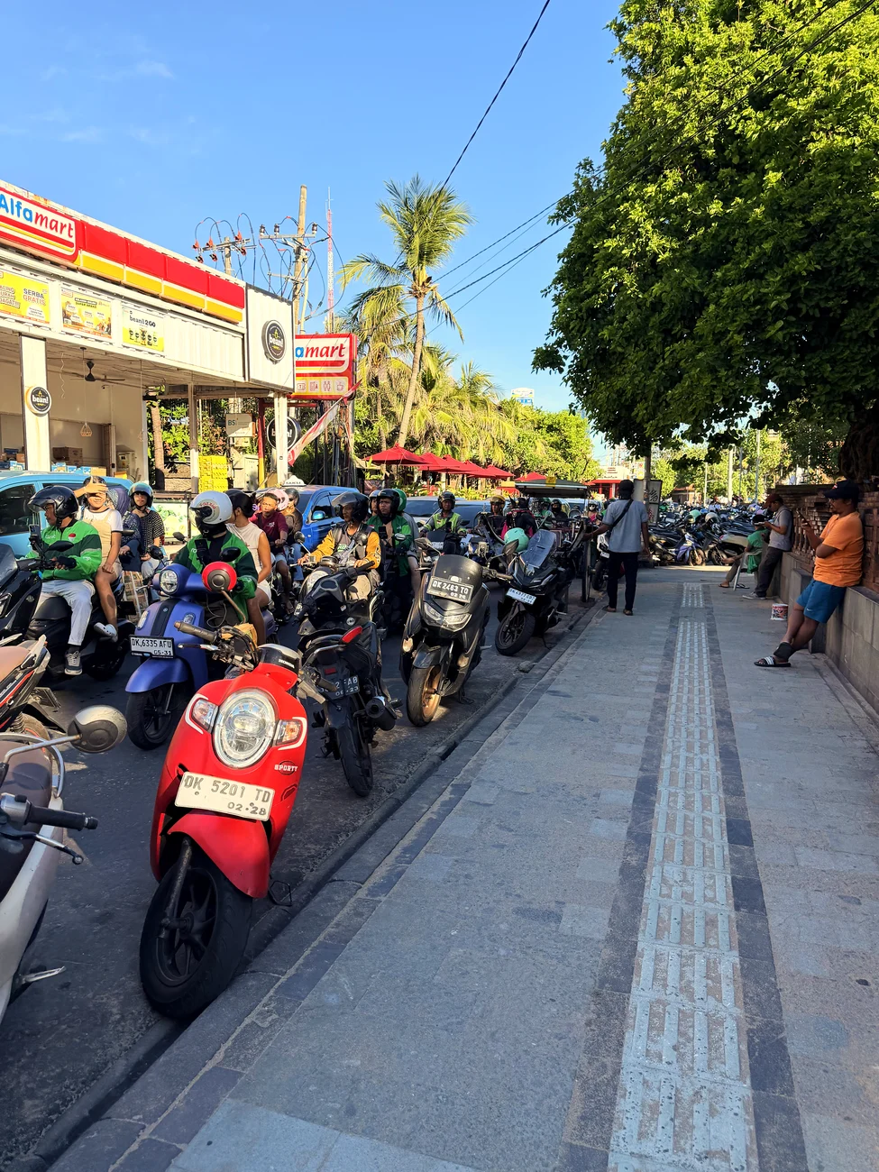Roller am Strassenrand in Kuta vor einem Geschäft