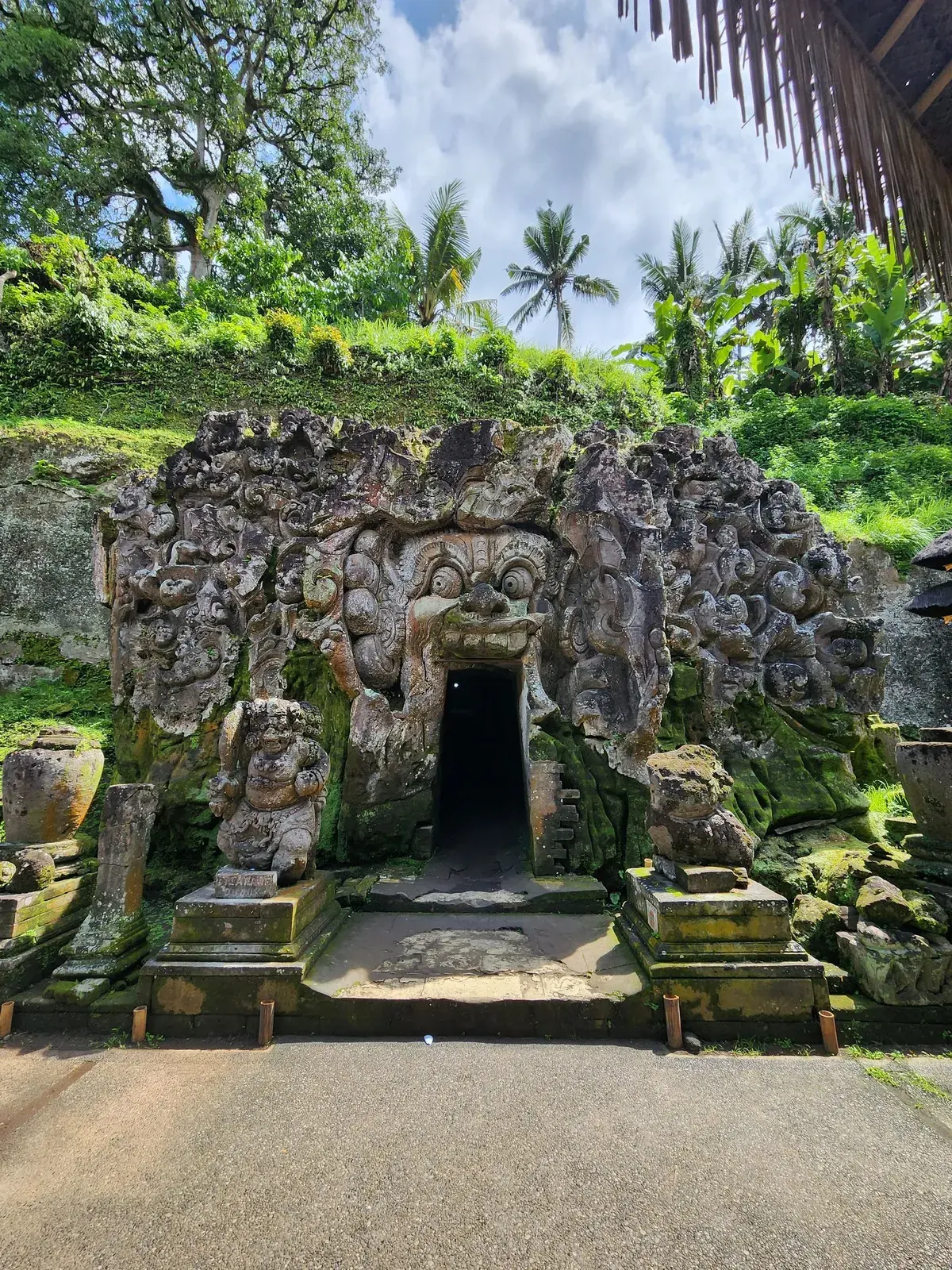 Eingang der Elefantenhoehle Goa Gajah mit Daemonengesicht und Waechterfiguren