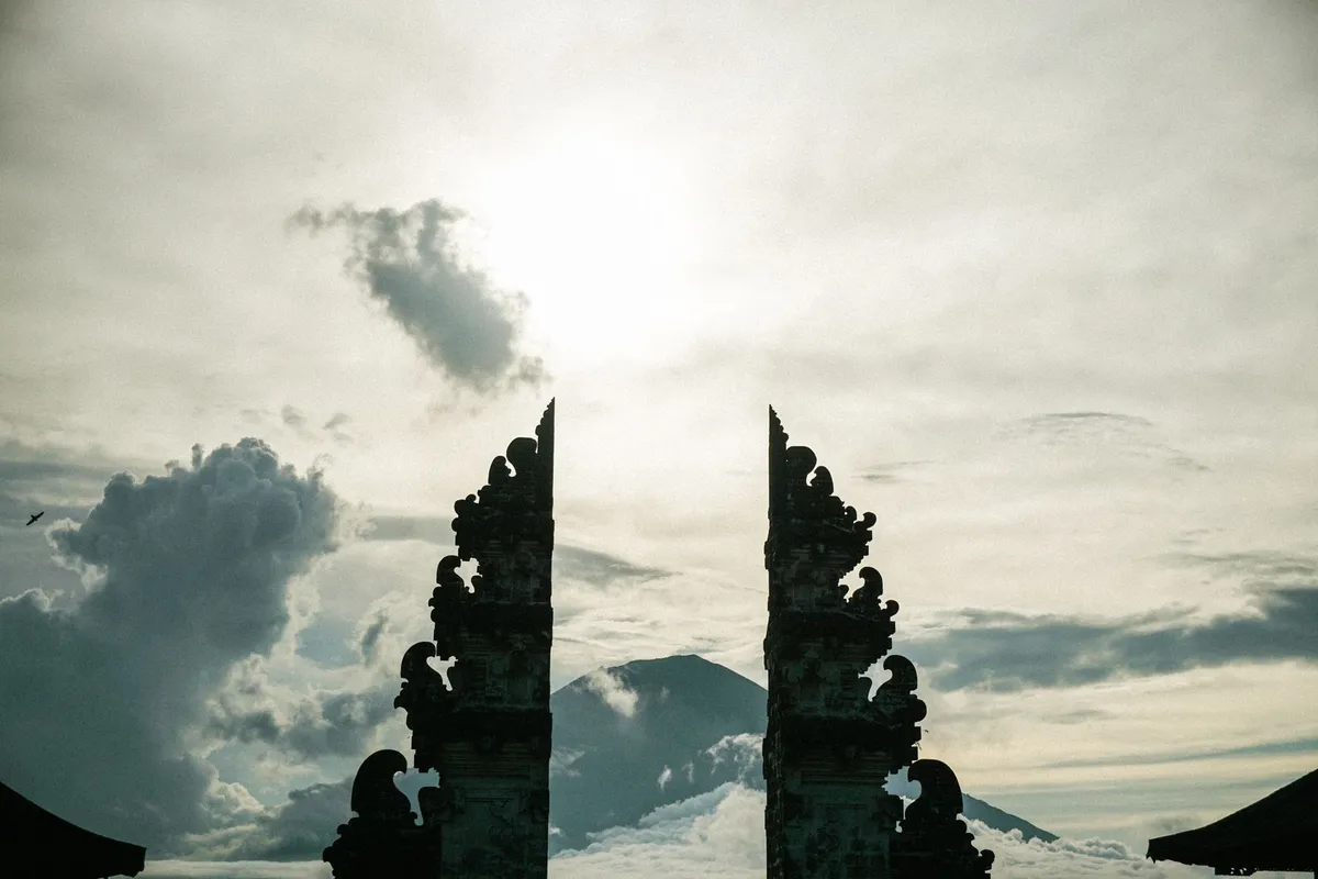 Silhouette der Tore von Pura Lempuyang mit Berg und Wolken