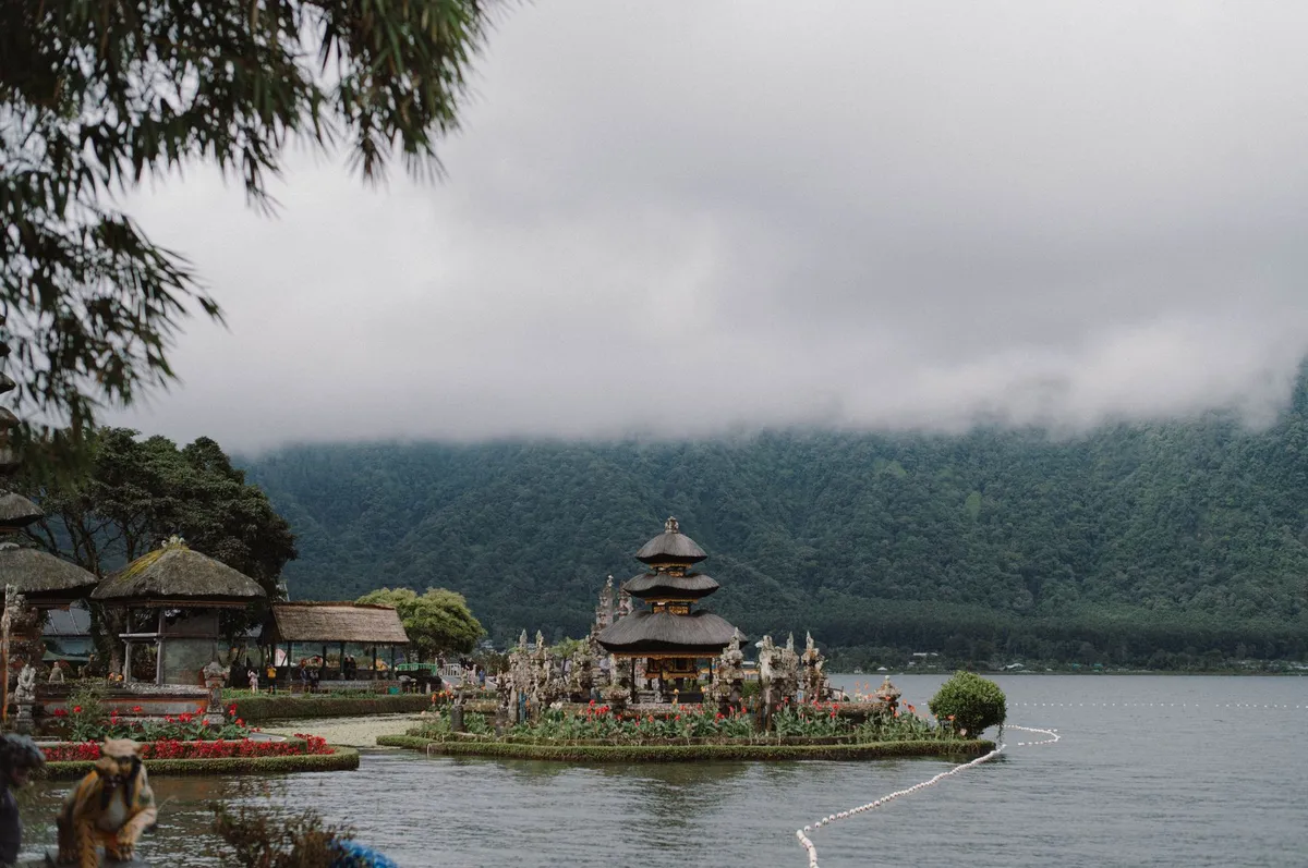 Pura Ulun Danu Beratan mit Meru-Schreinen am Beratan-See, im Hintergrund nebelverhangene Berge