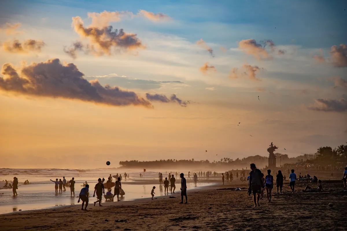 Abendstimmung am Canggu Beach mit Silhouetten am Strand