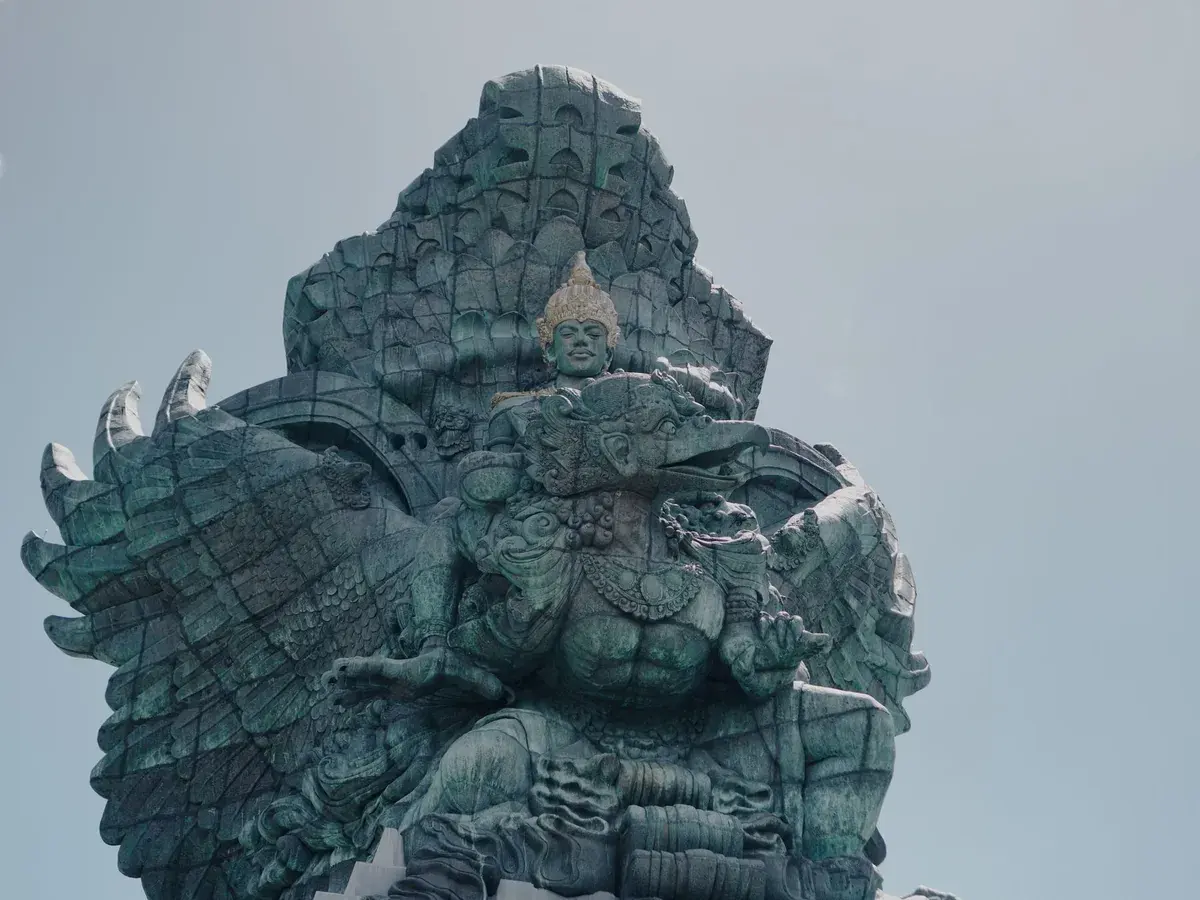 Garuda Wisnu Kencana Statue vor Himmel