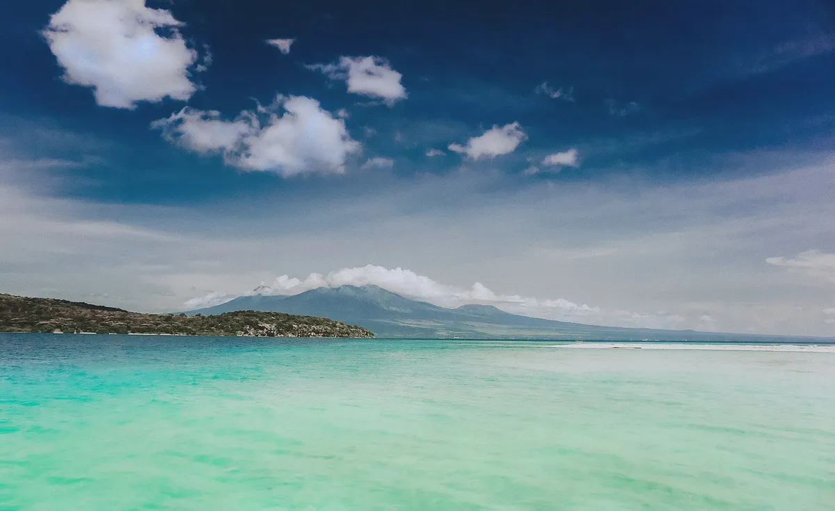 Türkises flaches Wasser vor der Insel Menjangan, dahinter Berge