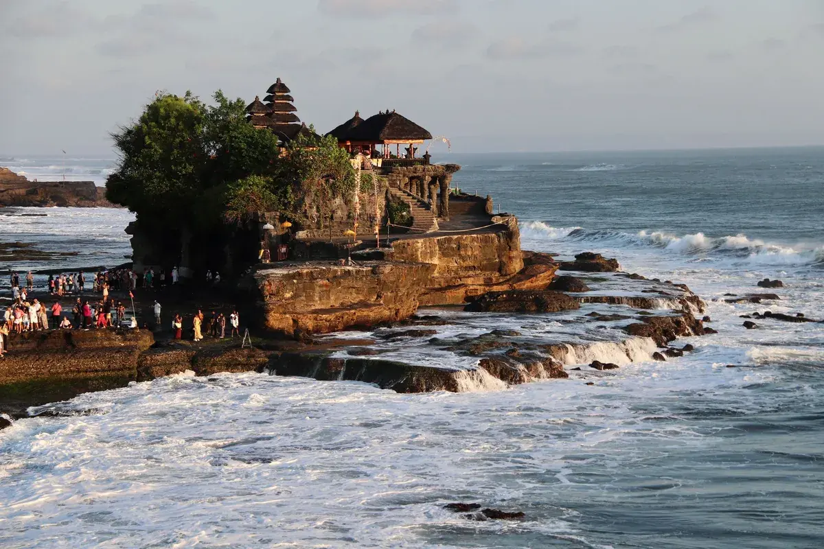 Tanah Lot Tempel auf Felsen im Meer mit Brandung