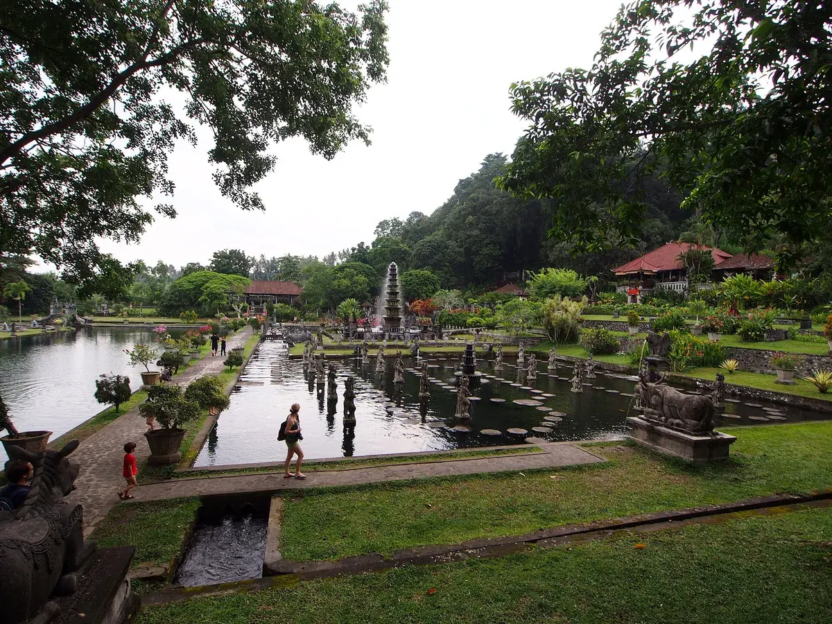 Teiche mit Steinfiguren und Trittsteinen im Wasserpalast Tirta Gangga