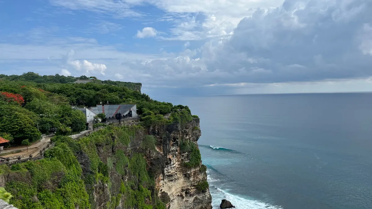 Klippen und Ozean beim Uluwatu Tempel