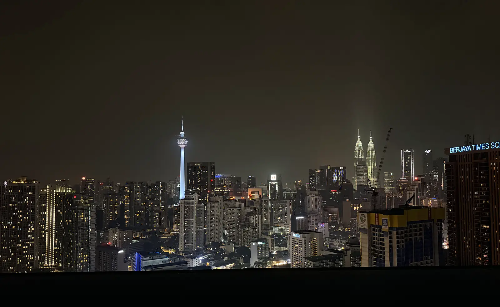 Skyline von Kuala Lumpur bei Nacht mit KL Tower und Petronas Towers