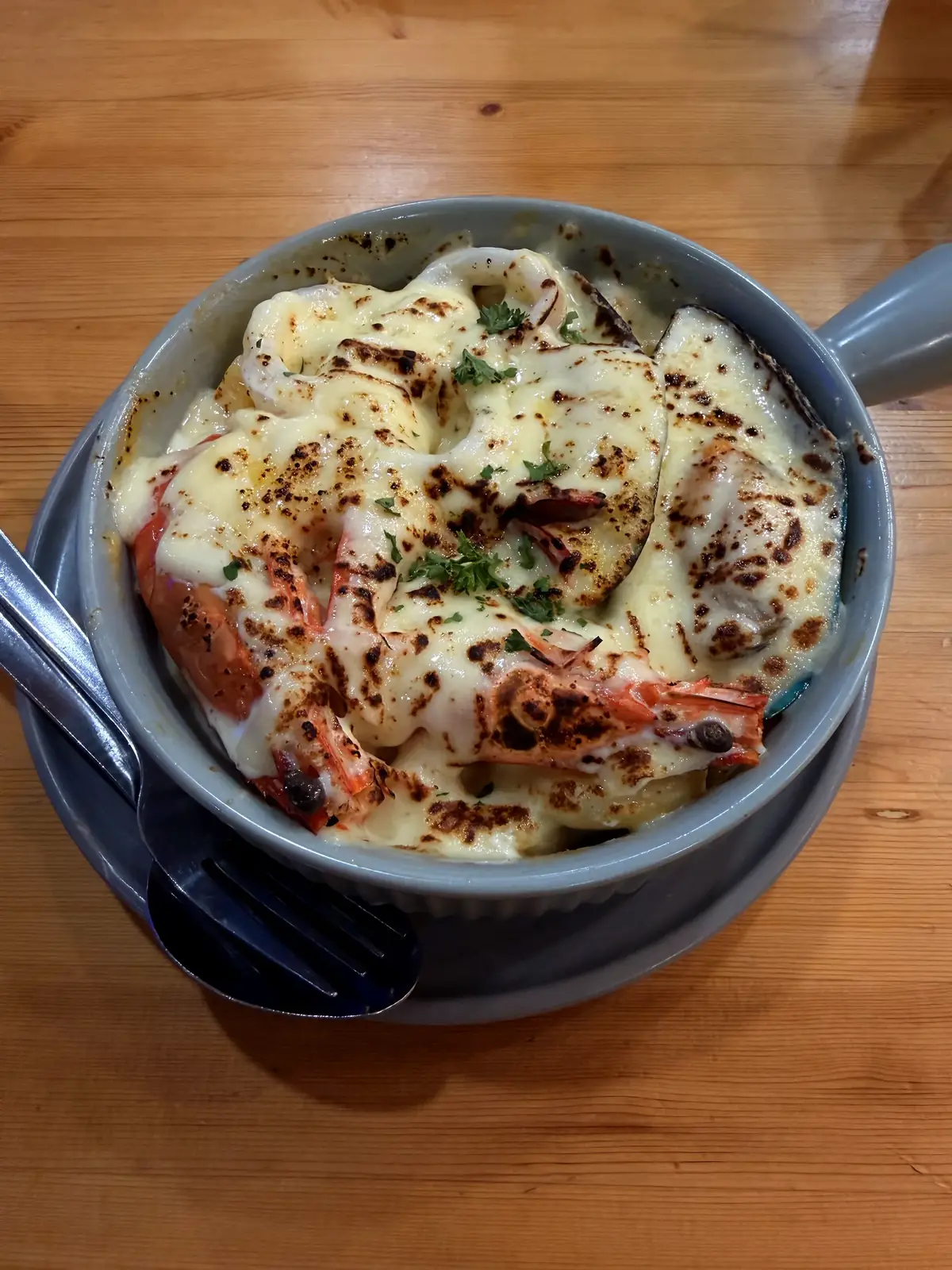 Mac and Cheese mit Crevetten und Muscheln, überbacken in einer Schale