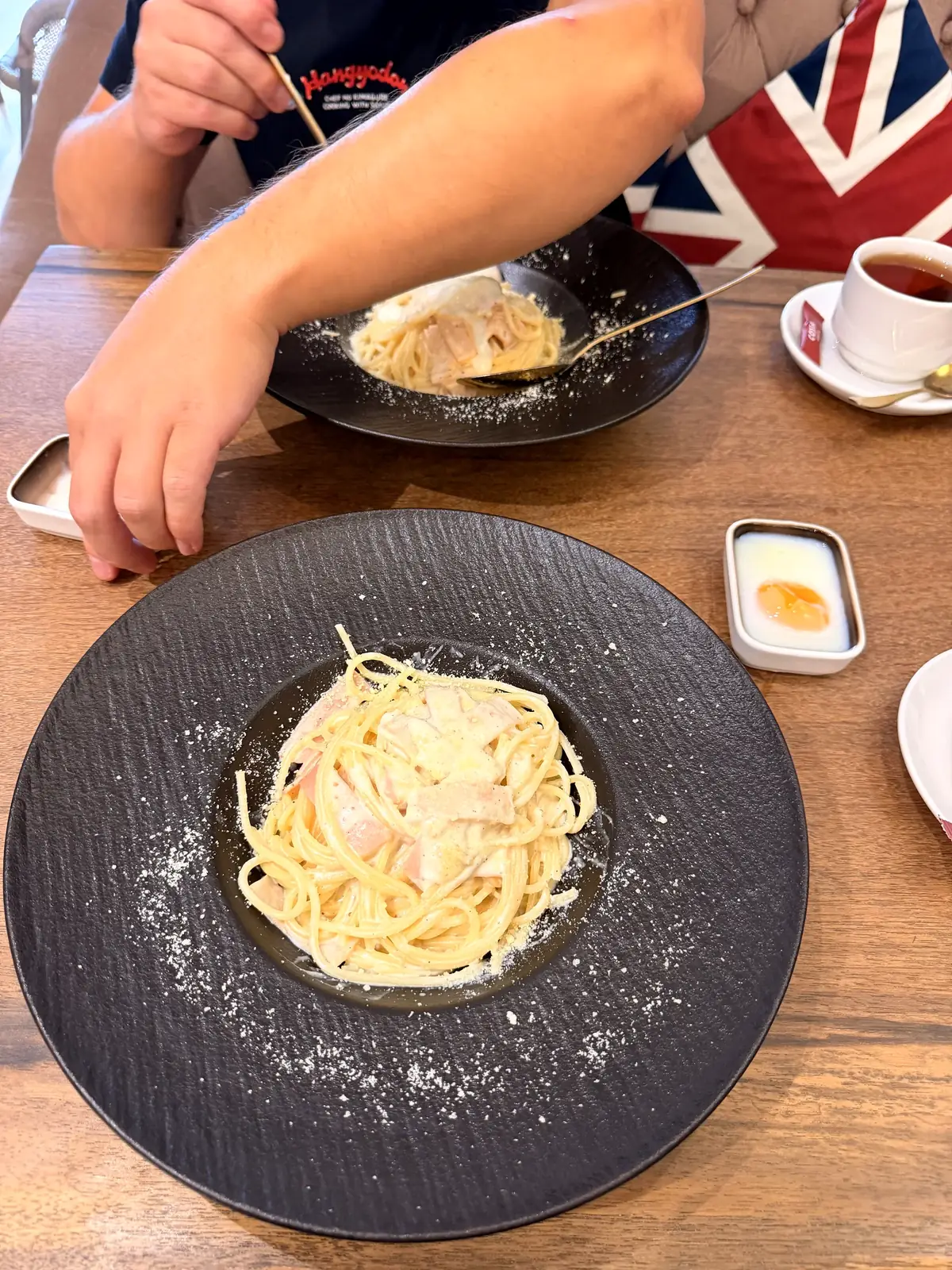 Ein Teller Spaghetti Carbonara in einem Café in Tanah Rata
