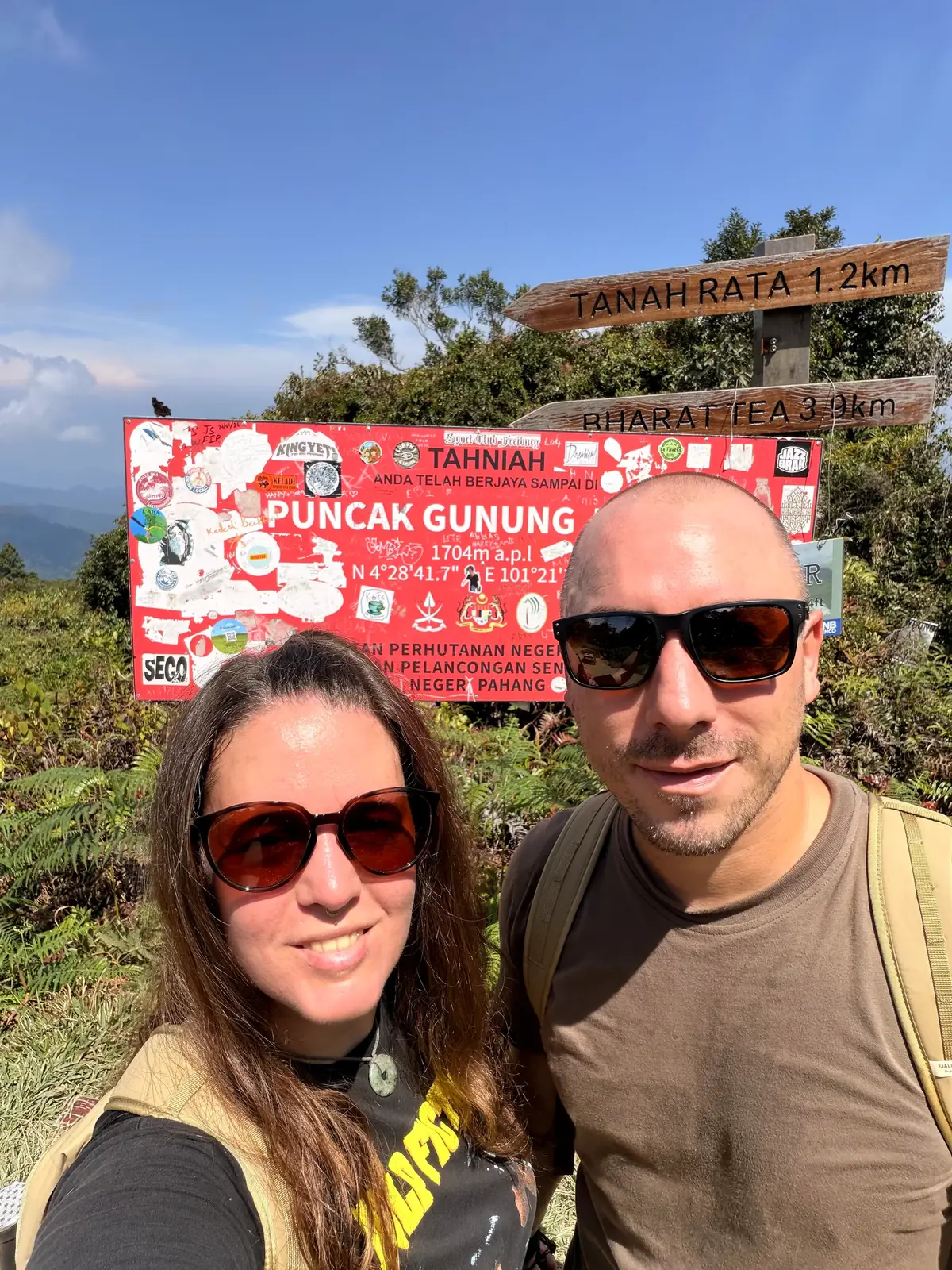Fabienne und Marc am Gipfelschild des Gunung Jasar