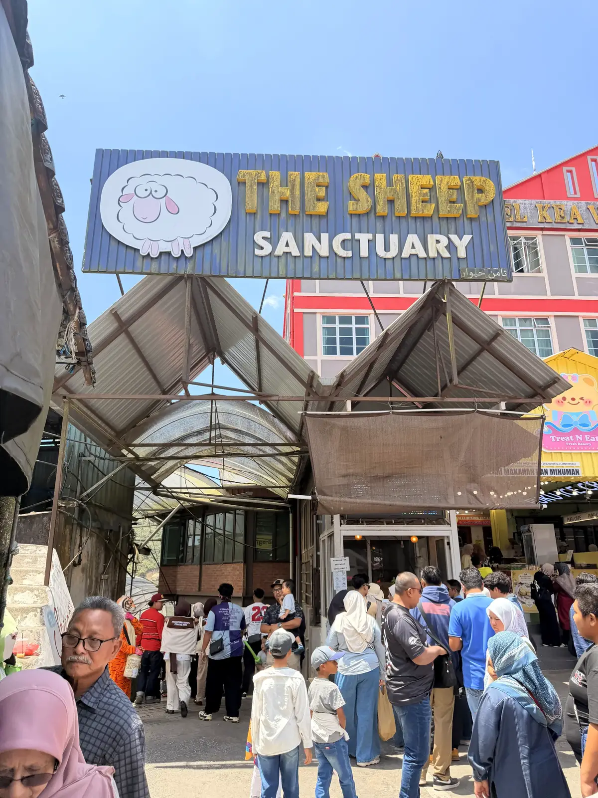 Eingang der Sheep Sanctuary mit vielen Besuchern