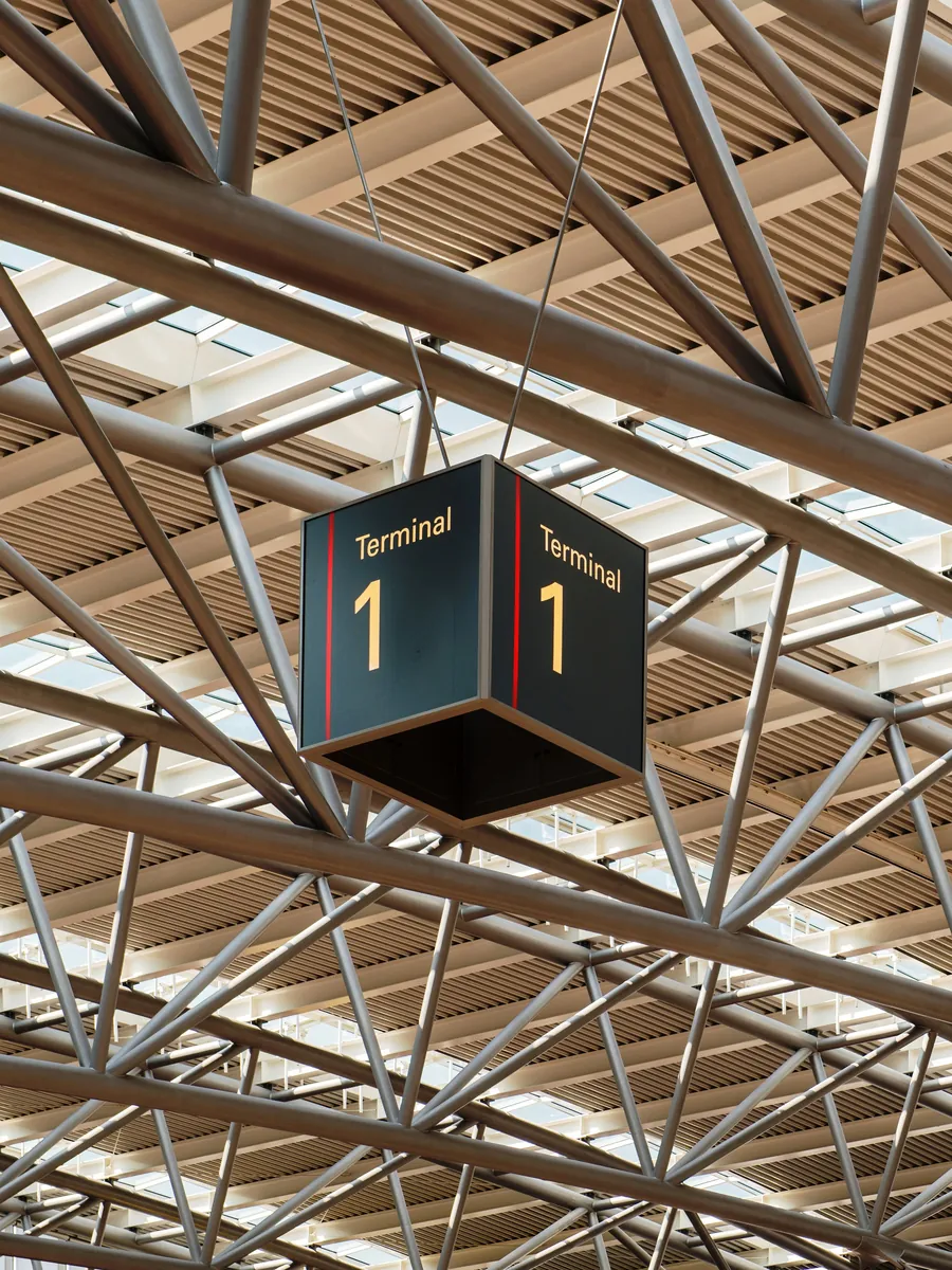 Schild Terminal 1 unter einem Stahldach am Flughafen