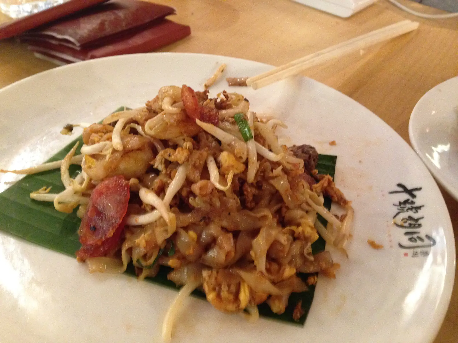 Teller Char Koay Teow mit Crevetten und Sojasprossen