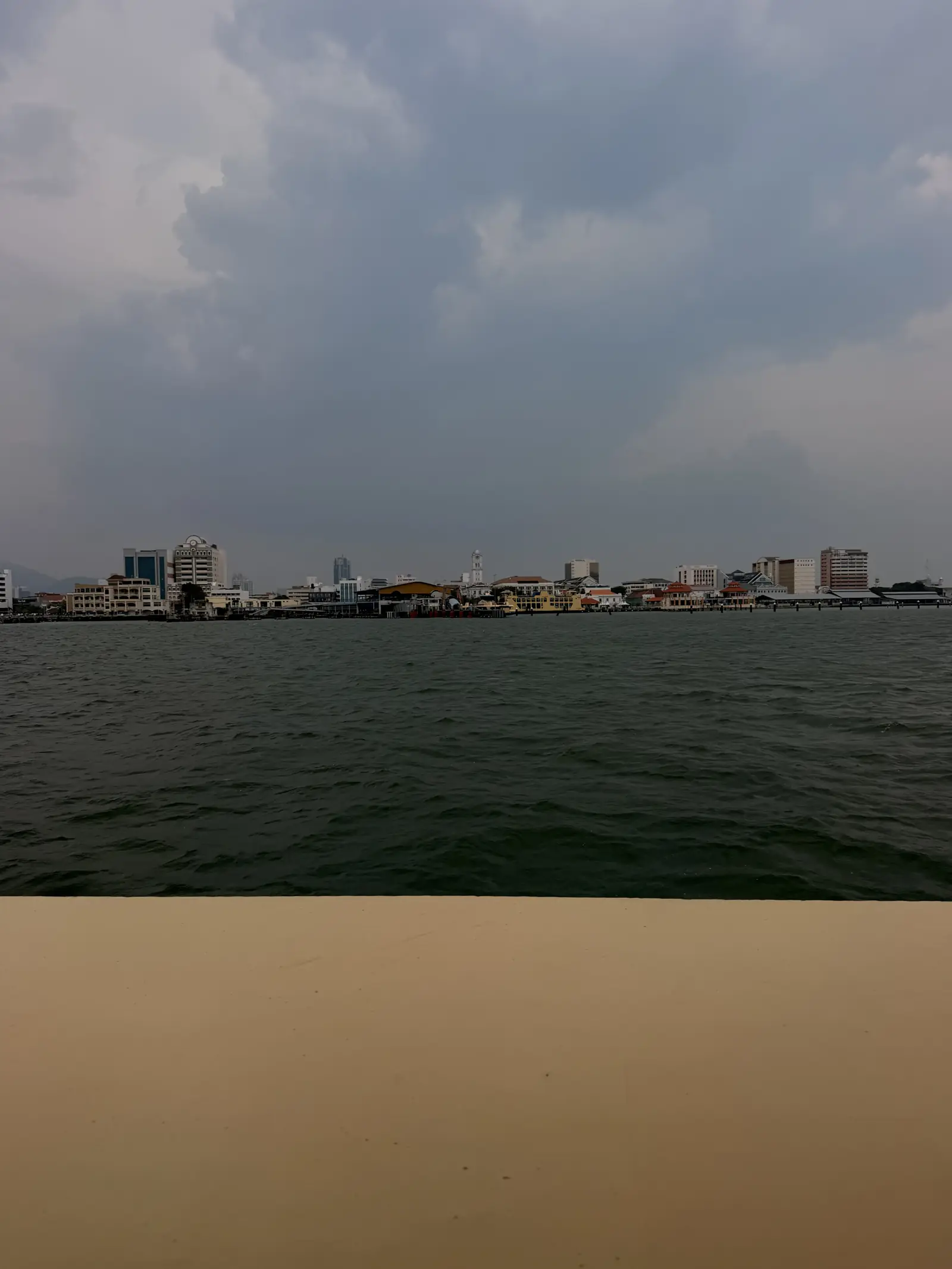 Blick von der Fähre auf das Meer und die Küste von George Town