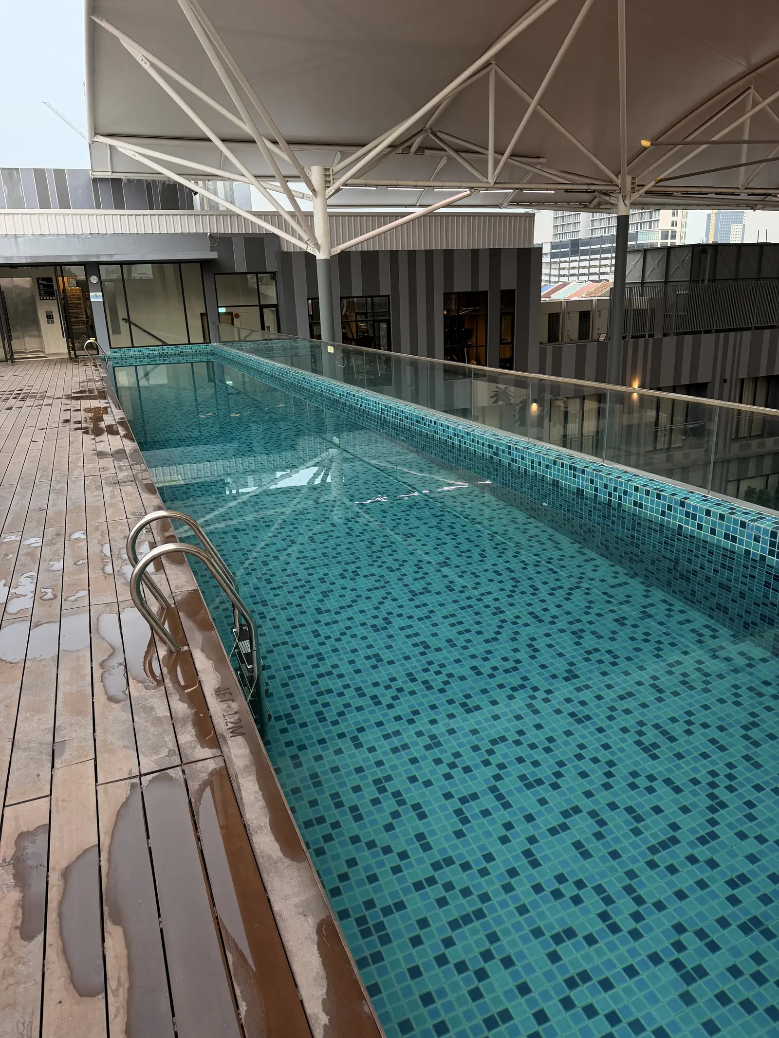Pool auf dem Dach des Citadines Connect Georgetown