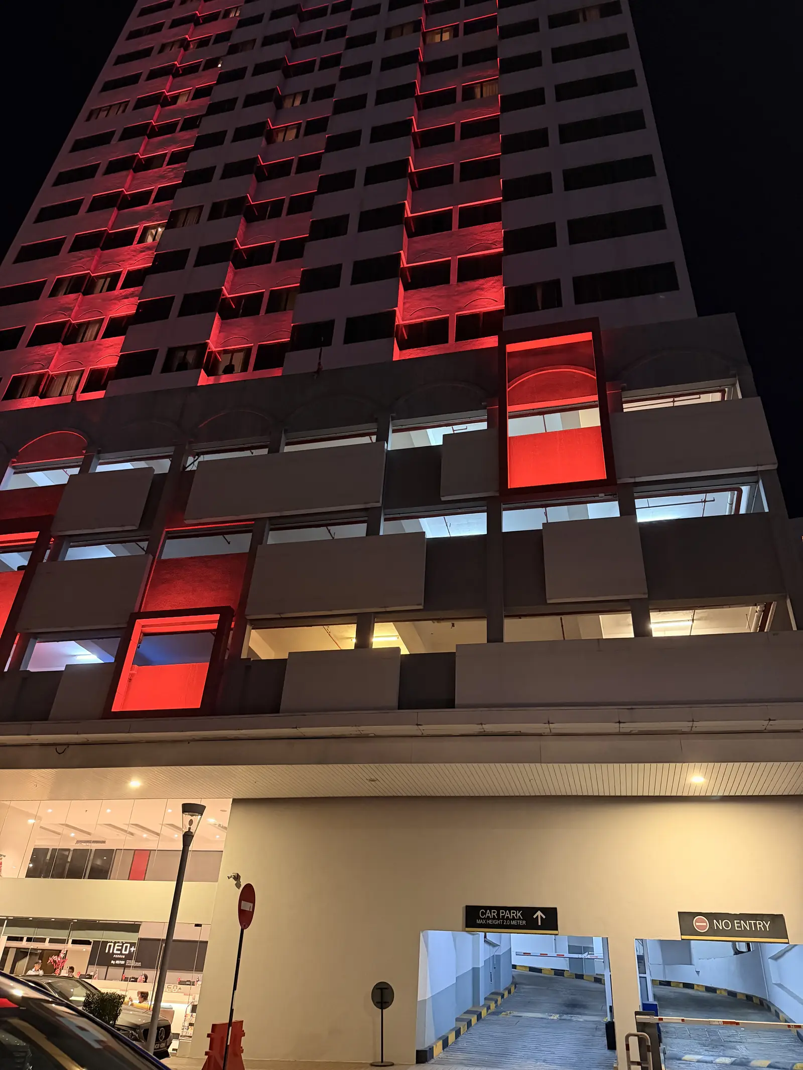 Das Hotel bei Nacht mit roter Beleuchtung