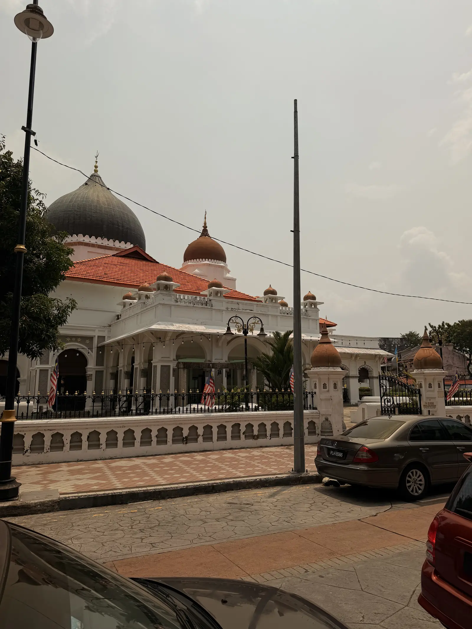 Weisse Kapitan-Keling-Moschee mit Kuppeln