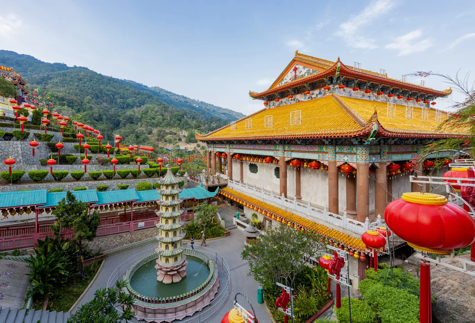 Die grosse Tempelanlage Kek Lok Si mit Pagode am Hang