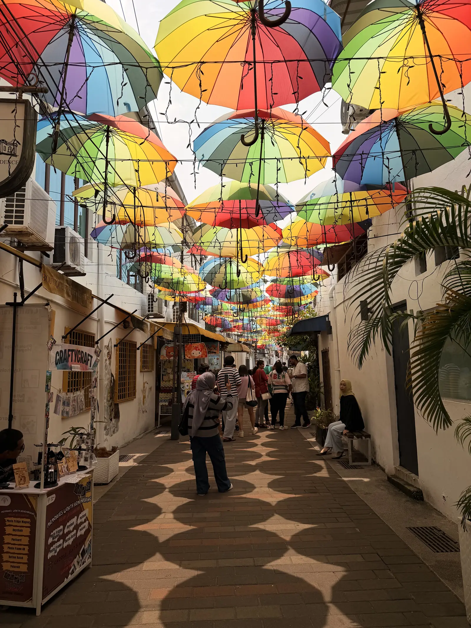 Bunte Schirme über einer Gasse in Little India