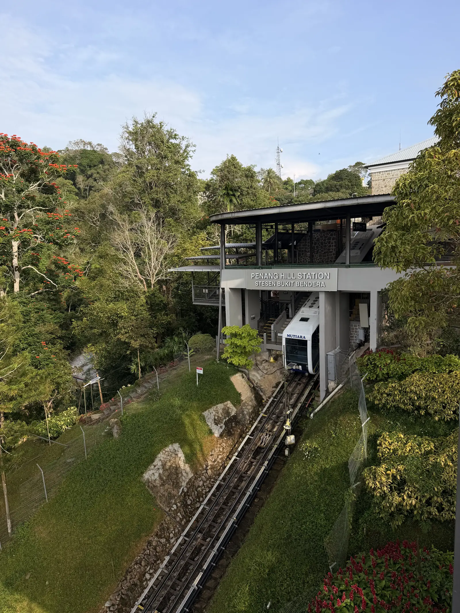 Die Standseilbahn fährt den steilen Hang des Penang Hill hinauf