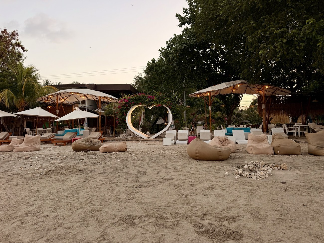 Beach-Lounge an der Westseite von Gili Air in der Abenddämmerung