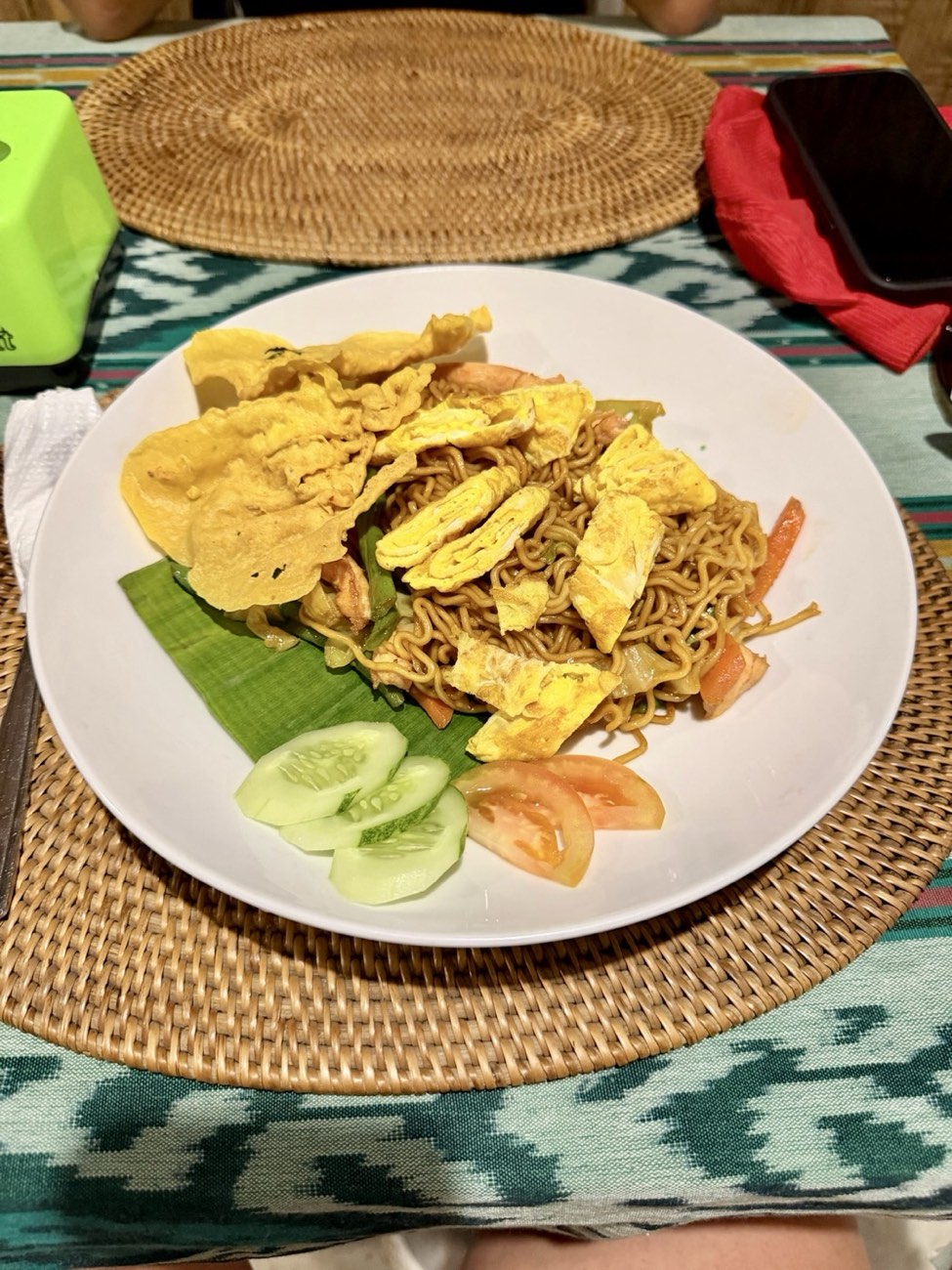 Mie Goreng mit Ei, Gurke und Tomate im Warung