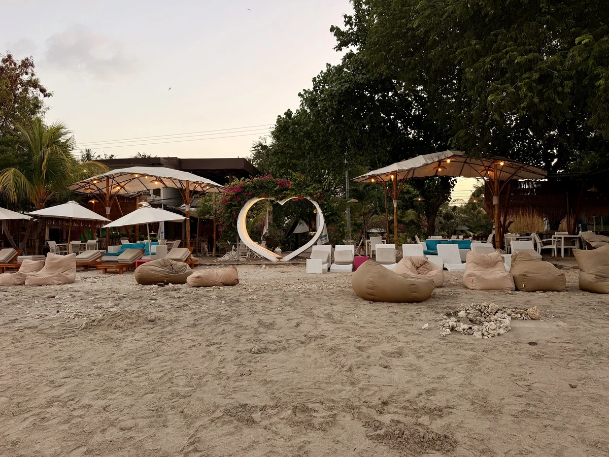 Strandbar mit Herz-Skulptur und Sitzsäcken am Strand