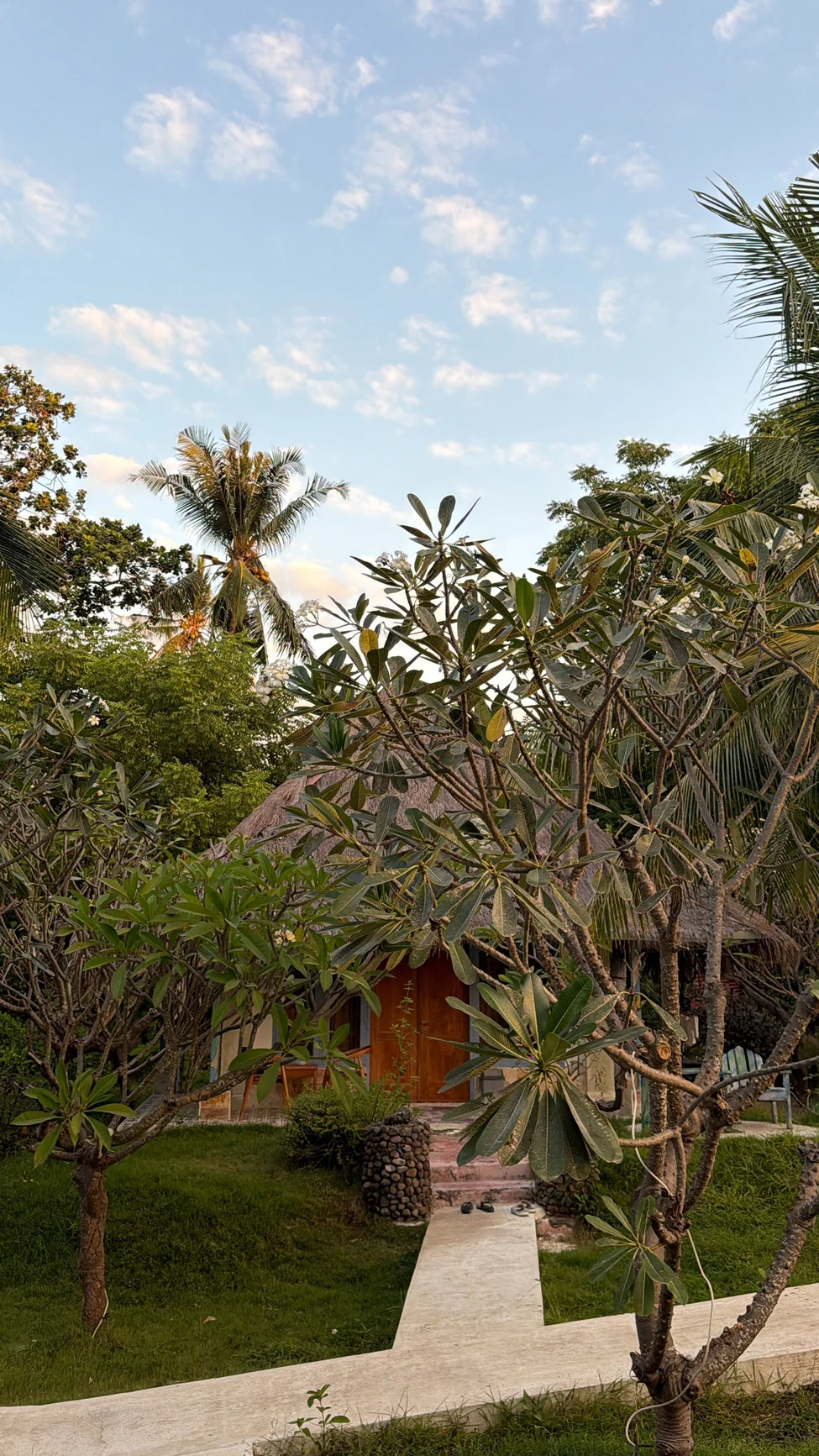 Unser Bungalow im Segar Village im Garten zwischen Bäumen