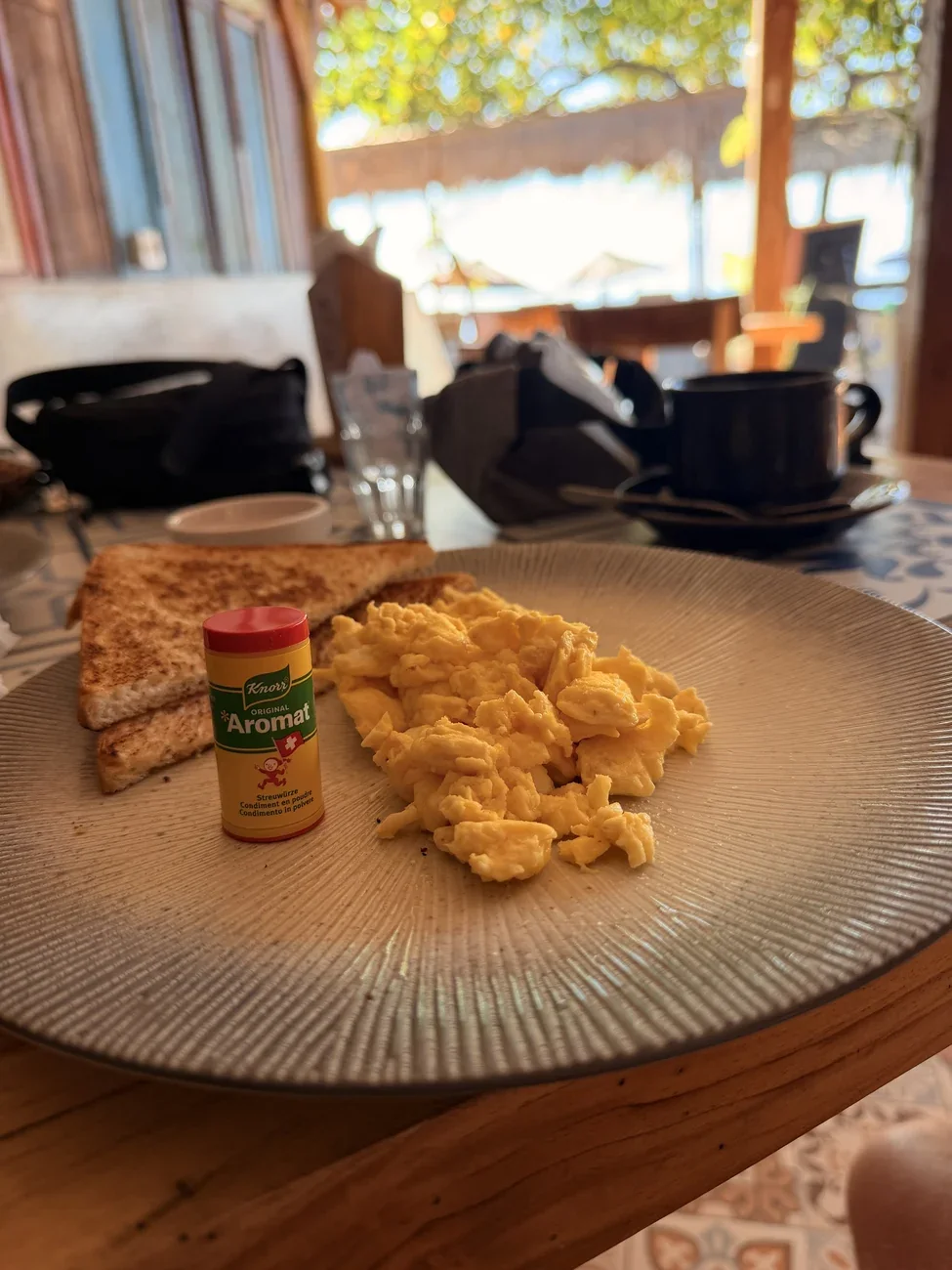 Frühstück mit Toast und Rührei