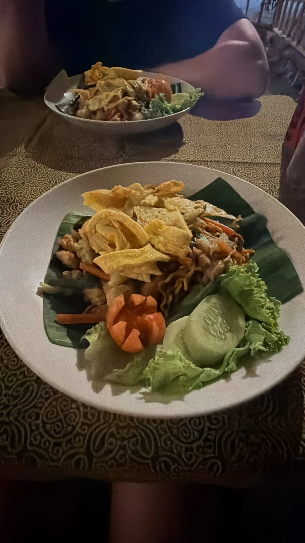 Teller mit Gemüse und Salat auf einem Bananenblatt