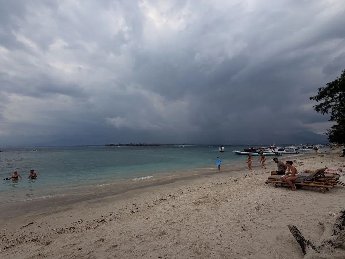 Strand mit dunklen Gewitterwolken