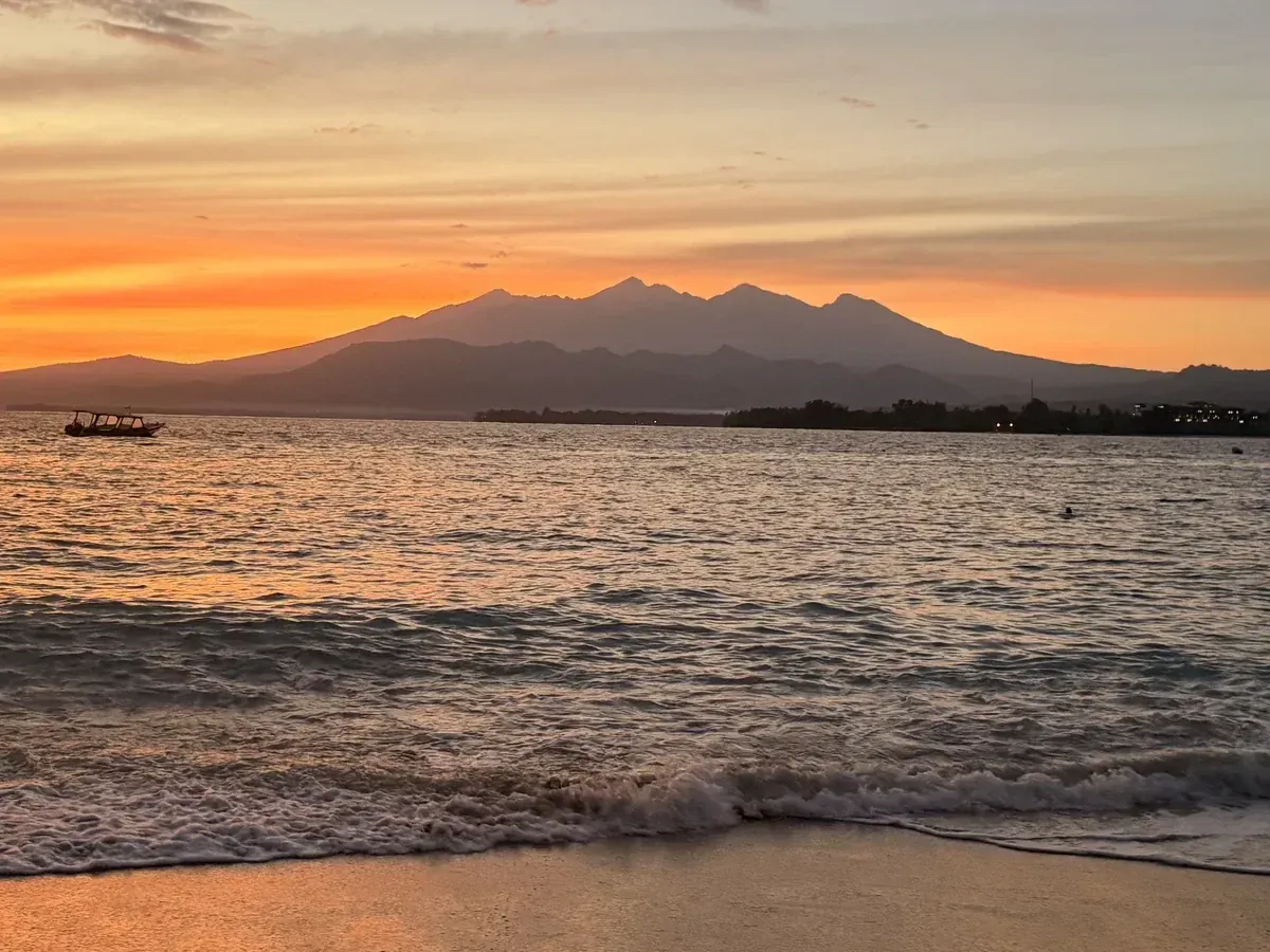 Morgenlicht am Strand mit dem Vulkan Rinjani auf Lombok
