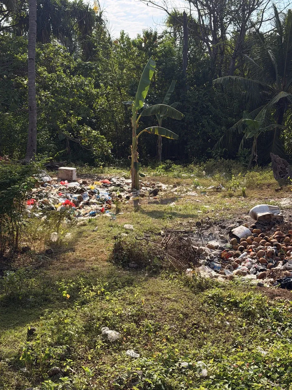 Müll und Bauschutt auf einer Brache auf Gili Air