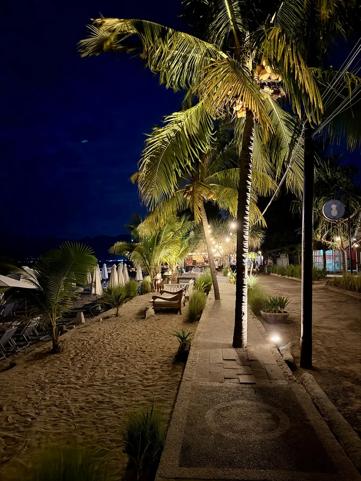 Ein Weg unter Palmen auf Gili Air am Abend