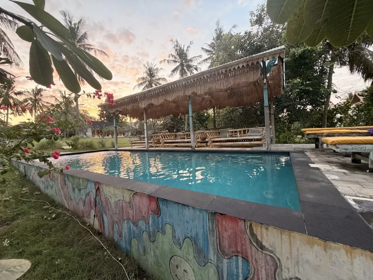 Pool mit bemalter Wand und überdachter Sitzecke