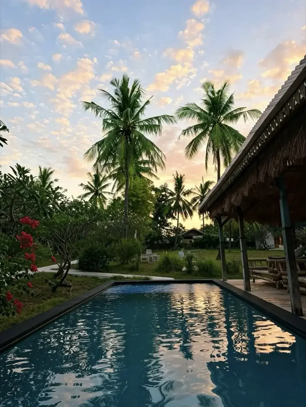 Pool mit Palmen im Abendlicht auf Gili Air