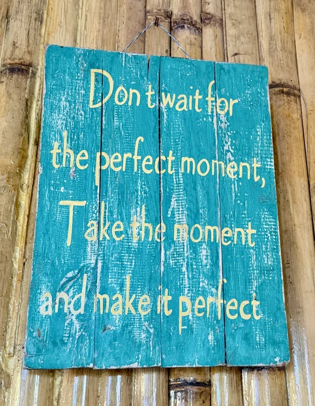 Holzschild mit dem Spruch Don't wait for the perfect moment