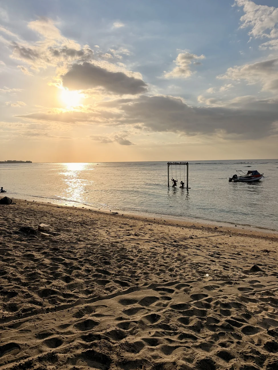 Schaukel im Meer beim Sonnenuntergang