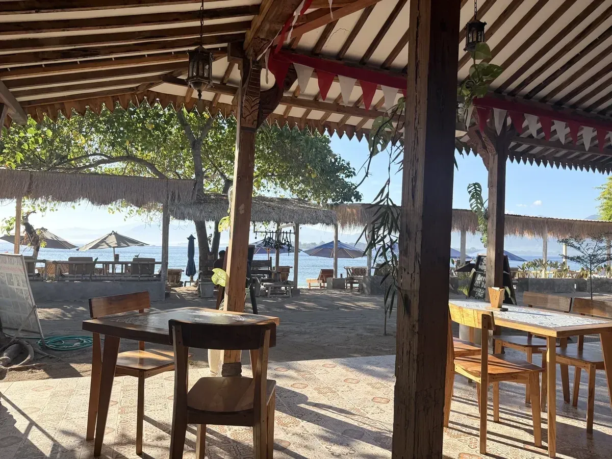 Restaurant mit Tischen und Blick aufs Wasser
