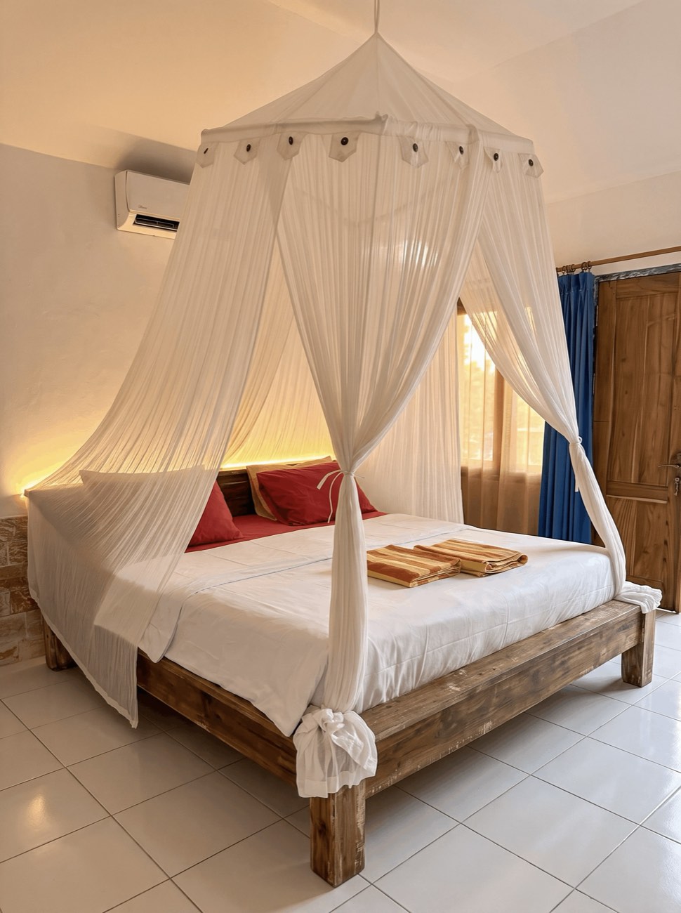 Zimmer mit Himmelbett im Segar Village, Gili Air