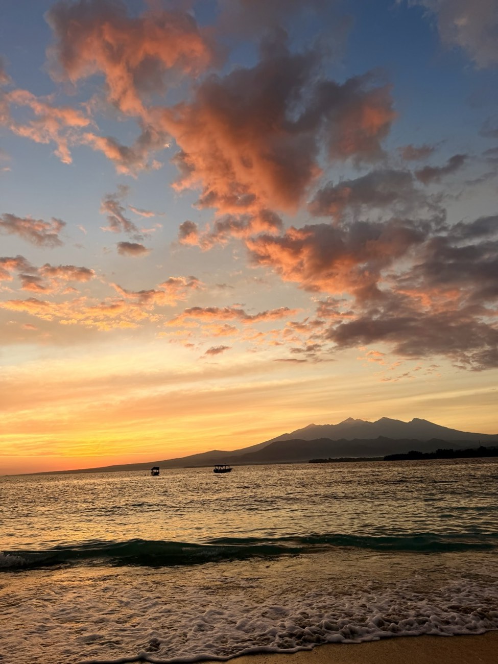 Sonnenuntergang bei Gili Air mit Boot und Lombok im Hintergrund