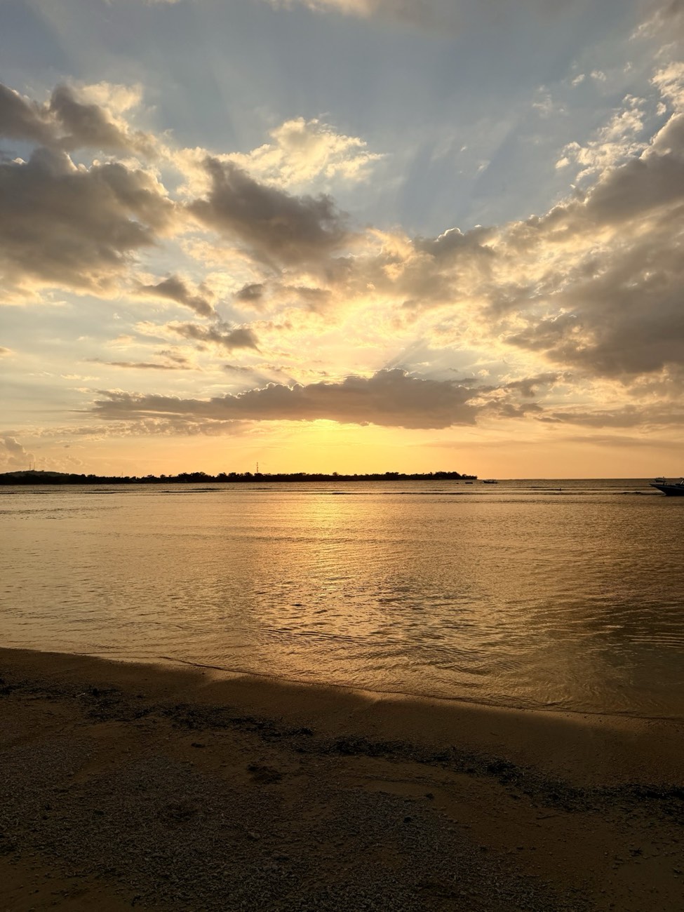 Wolkenverhangener Sonnenuntergang über Gili Air