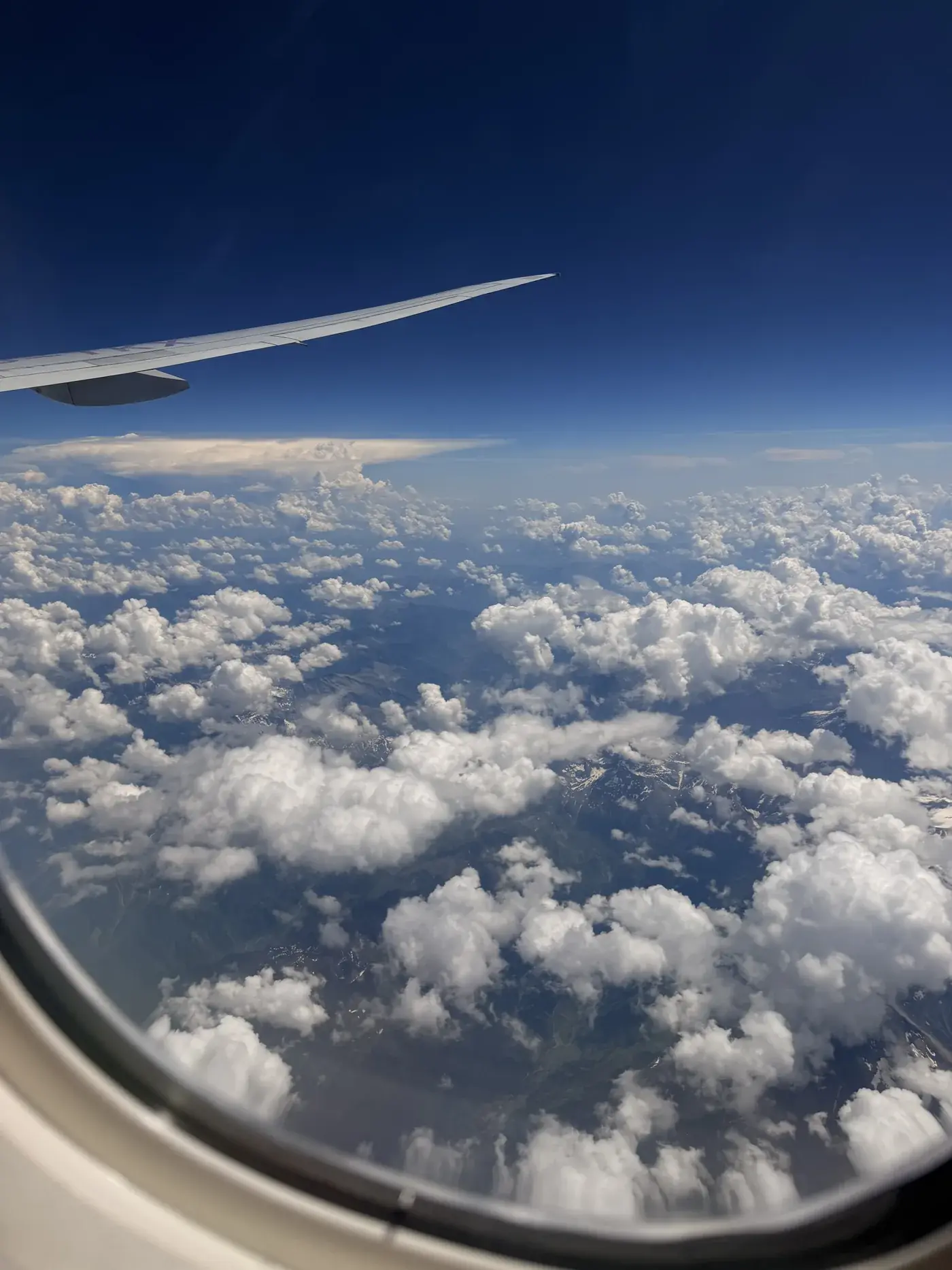 Blick aus unserem Flugzeug über den Wolken