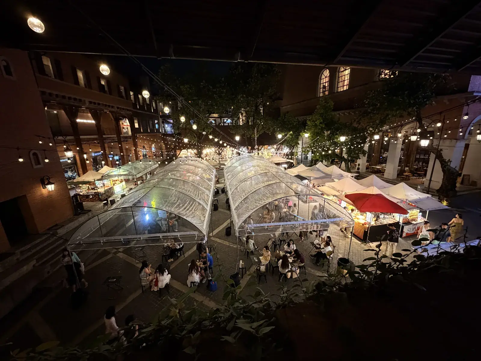 Beleuchteter Markt in Chiang Mai am Abend