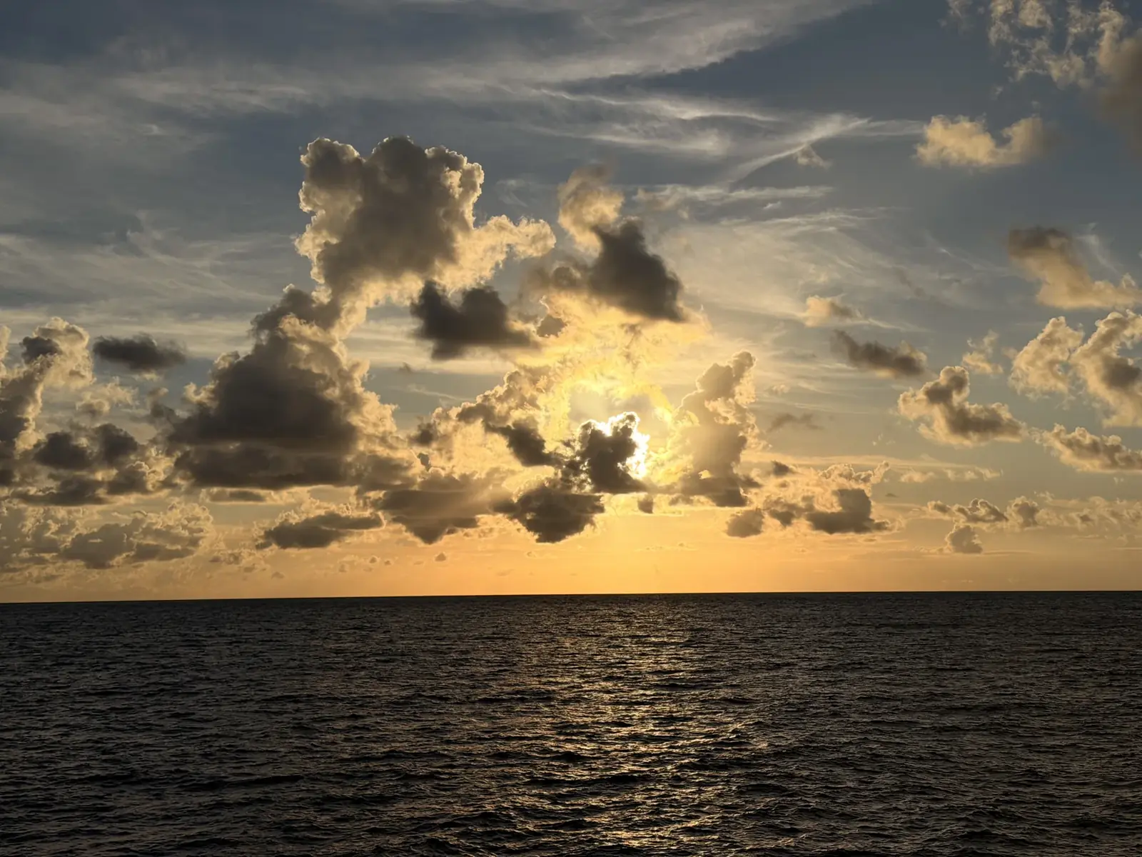 Abendhimmel über dem Meer auf Langkawi