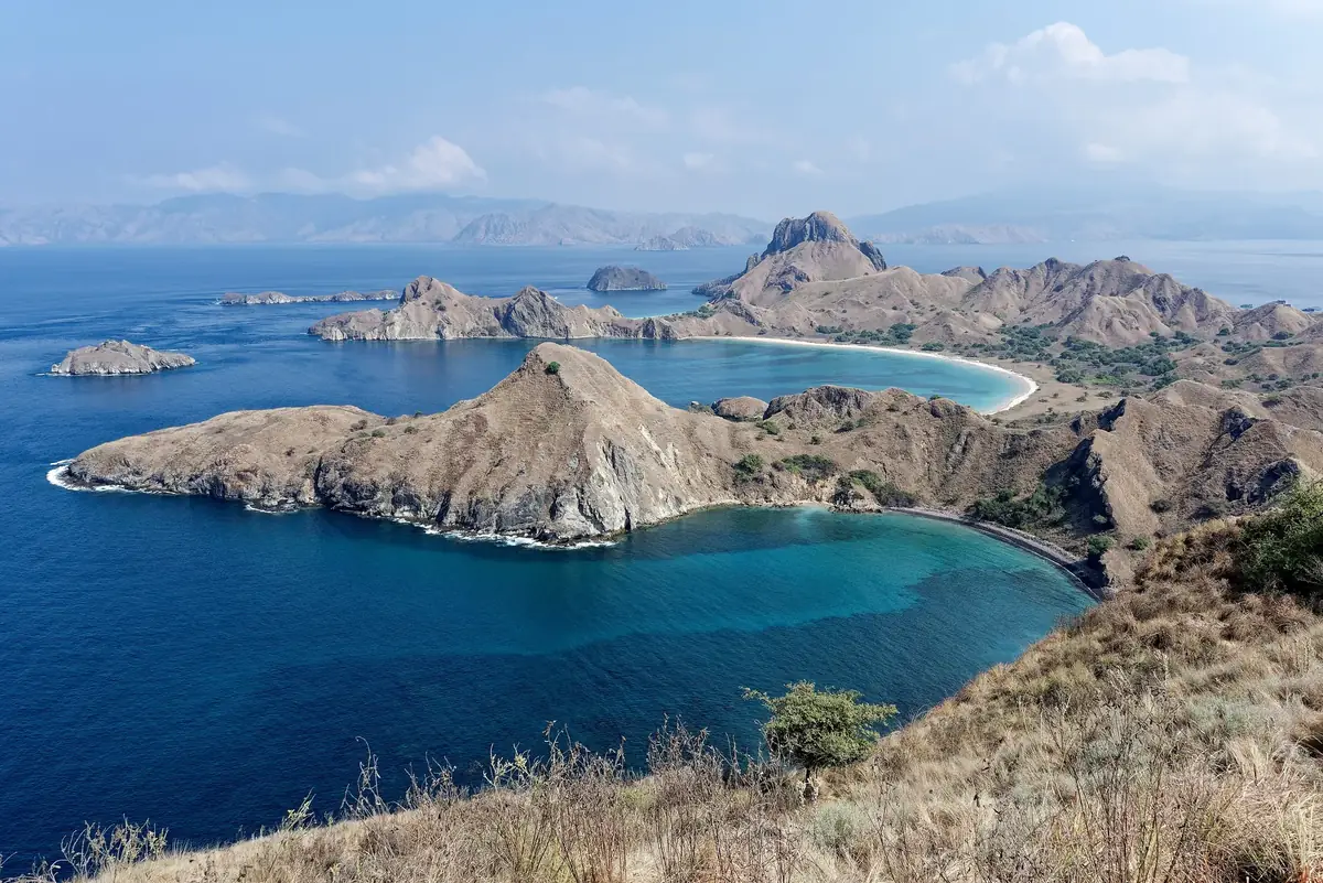 Aussicht auf die Buchten der Insel Padar im Komodo-Nationalpark